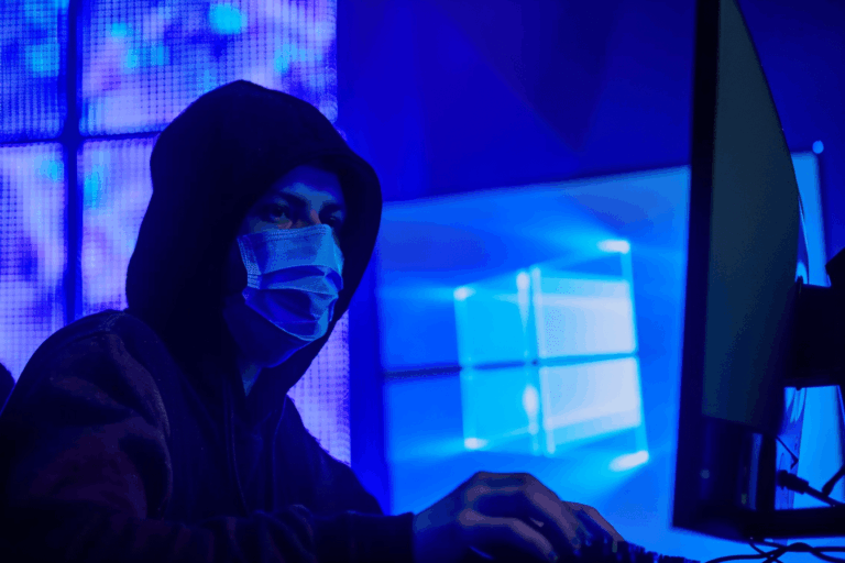 découvrez comment le nouveau malware cron#trap cible les systèmes windows tout en se dissimulant astucieusement dans des machines virtuelles linux. apprenez les techniques utilisées pour échapper aux logiciels anti-virus et les conséquences potentielles sur votre sécurité informatique.