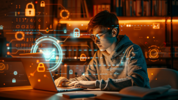 Un jeune professionnel apprend la cybersécurité depuis son ordinateur, entouré d’hologrammes représentant des cadenas numériques et du code, illustrant la possibilité de se former sans diplôme en informatique.