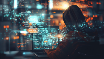 Un utilisateur navigue sur Internet sans se douter qu’un cybercriminel surveille ses actions