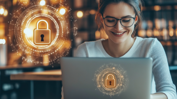 Une entrepreneuse rassurée par la cybersécurité de sa boutique en ligne.