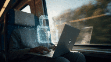 Professionnel dans un train utilisant un ordinateur portable HP avec hologramme de cadenas, illustrant la sécurité en mobilité.