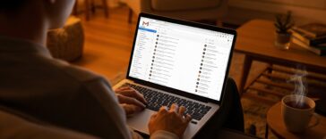 Une personne consulter sa boite mail Gmail, avec un contact en Chine