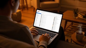 Une personne consulter sa boite mail Gmail, avec un contact en Chine